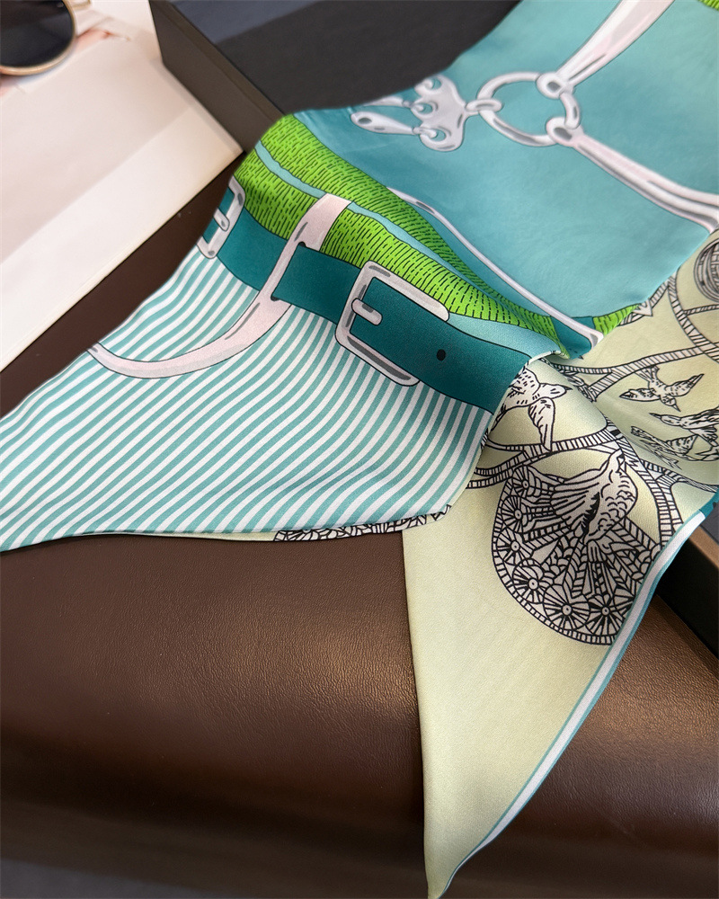Women's Double-sided Print Sil – Ascot Neck Scarf Bewertung und Preis
