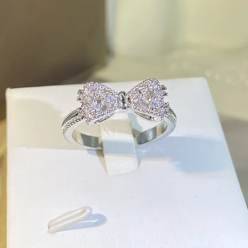 Fancy Bow Ring with Dazzling C – Tie Clip Silver Bewertung und Preis